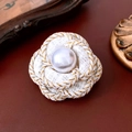 Dettaglio della spilla a camelia in tweed bianco con filo dorato e grande perla finta - 43# Camelia Perla Oro Bianco