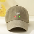 Nahaufnahme des Jesus Calling Aufdrucks auf vintage khaki gewaschener Baumwoll Baseballkappe - Einheitsgröße / Khaki