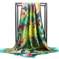 Carré de soie satiné 90cm imprimé floral vert olive et bleu avec drapé élégant - Style 1 (Vert Olive & Bleu Lac Floral)