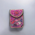Sac à bandoulière bohème fait main rouge rose avec perles et motifs floraux - Plume Rose Rouge