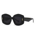Gafas de sol poligonales de montura negra gruesa con detalles metálicos dorados en 45 grados - Negro