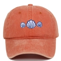 Detail der vintage gewaschenen orangefarbenen Baseballkappe mit blauer Muschelstickerei - Orange