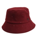 Detalle de gorro bucket de lana burdeos con lentejuelas plateadas y logo redondo de metal - M (58cm) / Burdeos
