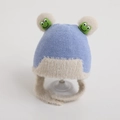 Detail van de gebreide baby-oorflapmuts met schattige groene kikker borduring - Eén Maat (Aanbevolen 2-8 Jaar) / Blauw