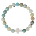 Vue détaillée d'un bracelet en perles de pierre naturelle 8mm avec charm croix blanche - Bracelet en Amazonite
