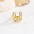 Macro di un anello regolabile in oro con lettera U decorata da zirconi micropavé - Lettera U