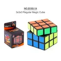Klassieke 3x3x3 puzzelkubus met zwarte basis en stickers naast de originele verpakking - B168-14 Reguliere 3x3 Magic Cube (80.4g)