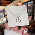 Elegante silberfarbene herzförmige Titanstahl-Halskette auf weißer Geschenkkarte - Hohler Herzstil (X446) / Silber