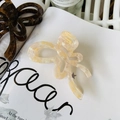 Dettaglio della texture marmo beige e delle pinze per capelli a farfalla in acetato tartarugato - Rosa Arancio - Nastro a Farfalla Cavo Ispessito / Circa 10,2 cm