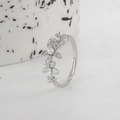 Silver vintage flower ring with white pearls and sparkling crystals in a triple blossom design - 人造珍珠水钻花卉(2074) / Silver White