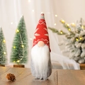Detail van een kerstkabouter met een gebreide muts met sneeuwvlokken en witte baard - Rode Sneeuwvlok Gebreide Muts