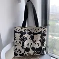Dettaglio della grande borsa tote in tela con stampa panda e manici neri intrecciati - Panda Stampa Fronte-Retro
