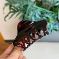 Détail d'une pince à cheveux motif écaille de tortue marron foncé avec finition brillante - Brun Rougeâtre Brillant