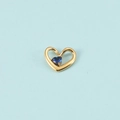 Gros plan du pendentif cœur doré avec une petite pierre de naissance bleue en cœur - Or Septembre