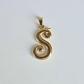 Détail du pendentif monogramme lettre S en or 18K avec finition lisse et design élégant - Pendentif uniquement / Pendentif S