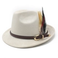 Dettaglio fedora in camoscio beige con fascia in pelle intrecciata e piuma colorata - M(56-59CM) / Beige