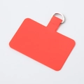 Dettaglio di un inserto per telefono in TPU rosso con anello a D in metallo argento - Chiusura in Argento / Rosso