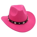 Détail d'un chapeau de cowboy en feutre rose avec ruban noir, perles et rivets argentés - Rose rouge