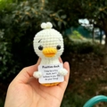 Handgehäkelte positive Ente in Weiß und Gelb mit einer inspirierenden Karte - Rundkopf Weiße Ente