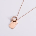 Collana in oro rosa con anello in zircone e ciondolo a targhetta quadrata con incisione - Oro rosa