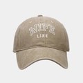 Détail de la broderie 3D blanche WIFE LIFE sur une casquette en coton kaki délavé - Réglable / Kaki