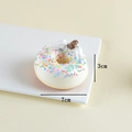 Realistisches 7cm Donut-Modell in Weiß mit bunten Streuseln und Schokoladenherz - Weiß