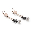 Orecchini pendenti a stella in acciaio oro rosa con perle bianche su sfondo bianco - Stile Stella Nera Oro Rosa (KE86838-KFC)