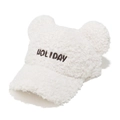 Detail der weißen Teddy-Baseballkappe mit Bärenohren und HOLIDAY-Stickerei - M (56-58cm) / Cremeweiß