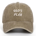 Détail macro de la broderie 3D God's Plan sur casquette de baseball en coton délavé - Kaki