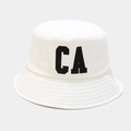 Détail d'un bob en coton blanc avec broderie noire CA et coutures renforcées sur le bord - M (56-58cm) / Blanc