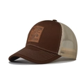 Detalle de gorra trucker con parche de cuero de ciervo grabado y malla trasera transpirable - Ajustable / café