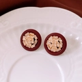Détail de boucles d'oreilles rondes rouges avec plaquage or et cristaux scintillants - Style Strass Rond / Rouge Vin Avec Or