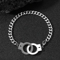 Dettaglio del bracciale a maglia cubana in acciaio inossidabile con manette e chiusura a moschettone - Bracciale d'Argento