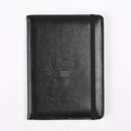 Detalle de funda para pasaporte en cuero negro con sello de EE. UU. y banda elástica - Personalizado / Negro