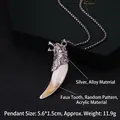 Collier avec pendentif dent de loup en alliage argenté et acrylique blanc pour hommes - Dent de Loup n°8 (Tête Argentée + Dent à Motifs) + Chaîne en Acier 70cm