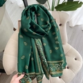 Elegante sciarpa in seta verde scuro con motivo paisley dorato drappeggiata su sedia - 90*180cm / Verde