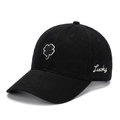 Dettaglio di quadrifoglio e ricamo Lucky su cappellino in cotone nero di alta qualità - Taglia unica / Nero