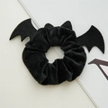 Dettaglio di un elastico per capelli Halloween in velluto nero con ali di pipistrello - Scrunchie Pipistrello Grande