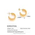 Dettaglio macro degli orecchini intrecciati in acciaio placcato oro 18k con dimensioni 1.9x2.4cm - Orecchini Intrecciati a C