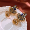 Détail des boucles d'oreilles Jhumka paon vintage avec émail et glands en perles - Tige en acier inoxydable - Or