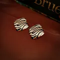 Retro Rauten-Ohrringe mit Goldbasis und schwarzem Emaille-Zebra-Muster Finish - Gold