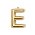 Vue détaillée du pendentif lettre E évidé au fini doré poli et surface métallique lisse - Lettre E / Or