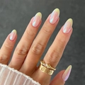Uñas postizas cortas de almendra con acabado nude iridiscente y puntas francesas - Francés Rosa Amarillo Almendra (DIY56)