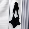 Gros plan détaillé d'un sac bandoulière noir en peluche en forme d'étoile avec sangle - Noir