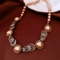Macro di una collana vintage con perle dorate, strass e perline rosa su seta marrone - Collana (Oro-Caffè)