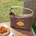 Braune isolierte Lunchtasche mit Croissant-Print und cremeweißen Tragegriffen - Croissant
