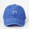 Gorra de béisbol ajustable de denim azul lavado con un patrón de corazón bordado blanco - Talla única / Azul Real