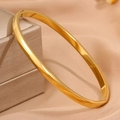 Brazalete de acero inoxidable dorado pulido con diseño minimalista y cierre oculto - 4mm / Dorado