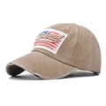 Detailansicht der khakifarbenen Baumwollkappe mit Vintage US-Flaggen Stickerei - Khaki