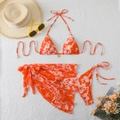 Detail van driedelige bikini met hibiscusprint inclusief oranje sarong en gouden hanger - S / Oranjerood